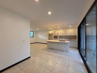 Se vende casa con excelente iluminación natural en Ulloa Heredia 26-1081