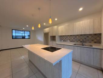 Se vende casa con excelente iluminación natural en Ulloa Heredia 26-1081