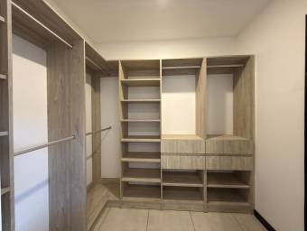 Se vende casa con excelente iluminación natural en Ulloa Heredia 26-1081