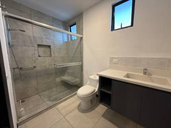 Se vende casa con excelente iluminación natural en Ulloa Heredia 26-1081