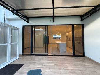 Se vende casa con excelente iluminación natural en Ulloa Heredia 26-1081