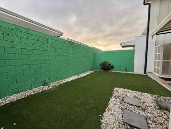 Se vende casa con excelente iluminación natural en Ulloa Heredia 26-1081