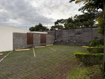 Se vende casa con excelente iluminación natural en Ulloa Heredia 26-1081