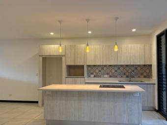 Se vende casa con excelente iluminación natural en Ulloa Heredia 26-1081