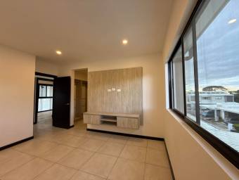 Se vende casa con excelente iluminación natural en Ulloa Heredia 26-1081