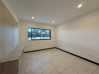 Se vende casa con excelente iluminación natural en Ulloa Heredia 26-1081