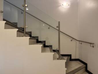 Se vende casa con excelente iluminación natural en Ulloa Heredia 26-1081