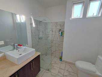 Se vende casa con amplio patio en Heredia 26-993