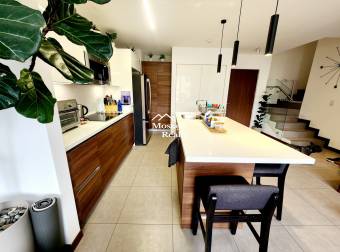 Alquiler de penthouse de 2 niveles, Condominio Parques del Sol, Santa Ana