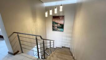 Se vende casa con mucha luz natural en Ulloa Heredia 26-1160