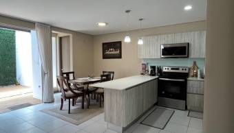 Se vende casa con mucha luz natural en Ulloa Heredia 26-1160