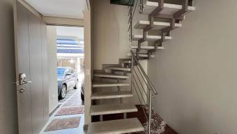 Se vende casa con mucha luz natural en Ulloa Heredia 26-1160