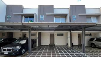 Se vende casa con mucha luz natural en Ulloa Heredia 26-1160