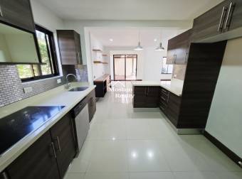 Alquiler de Casa esquinera, Condominio Parques del Sol, Santa Ana