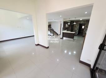 Alquiler de Casa esquinera, Condominio Parques del Sol, Santa Ana