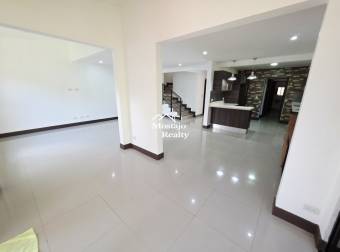 Alquiler de Casa esquinera, Condominio Parques del Sol, Santa Ana