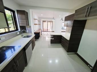 Alquiler de Casa esquinera, Condominio Parques del Sol, Santa Ana