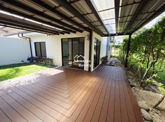 Alquiler de Casa esquinera, Condominio Parques del Sol, Santa Ana