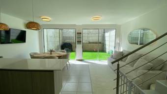 Se vende casa con patio en Ulloa Heredia 26-733