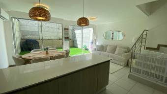 Se vende casa con patio en Ulloa Heredia 26-733