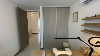Se vende casa con patio en Ulloa Heredia 26-733