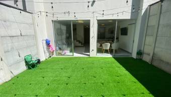 Se vende casa con patio en Ulloa Heredia 26-733