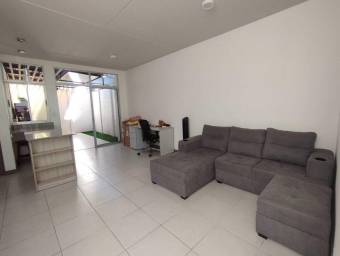 Se vende casa en Mercedes Heredia 26-1071