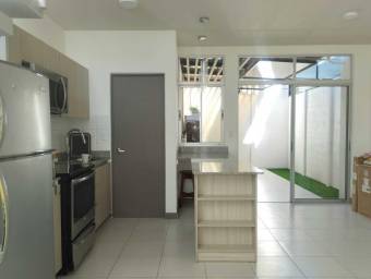 Se vende casa en Mercedes Heredia 26-1071