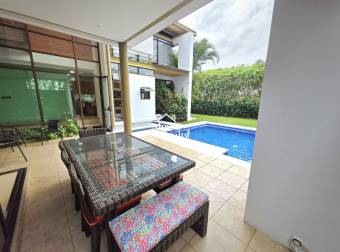 Alquiler de Casa de Lujo con Piscina Privada en Residencial Valle del Sol, Santa Ana
