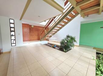 Alquiler de Casa de Lujo con Piscina Privada en Residencial Valle del Sol, Santa Ana