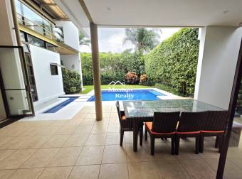 Alquiler de Casa de Lujo con Piscina Privada en Residencial Valle del Sol, Santa Ana