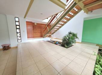 Alquiler de Casa de Lujo con Piscina Privada en Residencial Valle del Sol, Santa Ana