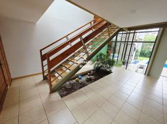 Alquiler de Casa de Lujo con Piscina Privada en Residencial Valle del Sol, Santa Ana