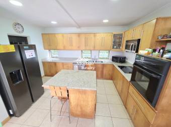 Alquiler de Casa de Lujo con Piscina Privada en Residencial Valle del Sol, Santa Ana