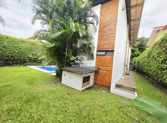 Alquiler de Casa de Lujo con Piscina Privada en Residencial Valle del Sol, Santa Ana