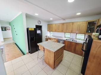 Alquiler de Casa de Lujo con Piscina Privada en Residencial Valle del Sol, Santa Ana