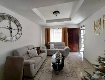 Se vende casa con patio en San Pablo Heredia 26-1080