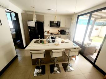 Venta de Casa esquinera, Condominio Parques del Sol, Santa Ana