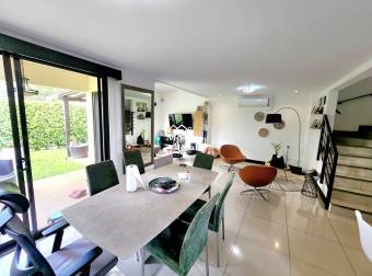 Venta de casa esquinera, 3 niveles, Condominio Parques del Sol, Santa Ana