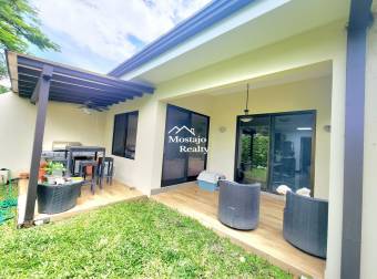 Venta de casa esquinera, 3 niveles, Condominio Parques del Sol, Santa Ana