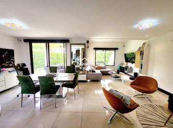 Venta de casa esquinera, 3 niveles, Condominio Parques del Sol, Santa Ana