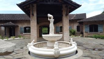 Se vende mansión con lote de 10756 m2 en La Guácima Alajuela 23-904