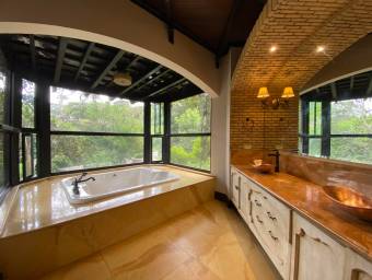 Se vende mansión con lote de 10756 m2 en La Guácima Alajuela 23-904