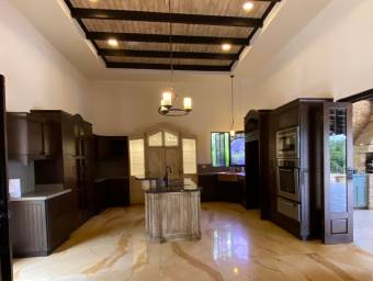 Se vende mansión con lote de 10756 m2 en La Guácima Alajuela 23-904