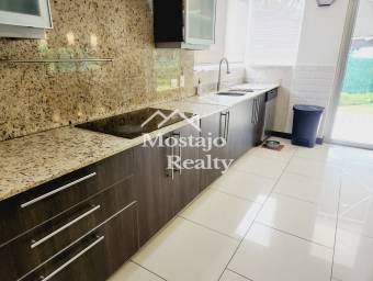 Venta de lujoso apartamento, Condominio en Piedades de Santa Ana