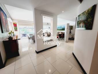 Venta de lujoso apartamento, Condominio en Piedades de Santa Ana