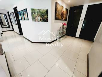 Venta de lujoso apartamento, Condominio en Piedades de Santa Ana