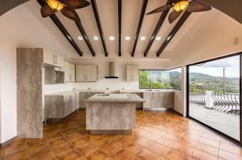 Se vende mansión  con lote de mas de 5100m2 en San Antonio Escazú 26-711