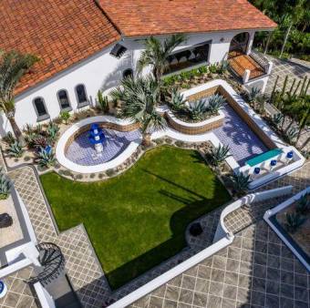 Se vende mansión  con lote de mas de 5100m2 en San Antonio Escazú 26-711