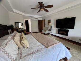 Se vende casa con lote de 1200 m2 en Pozos Santa Ana 25-1961